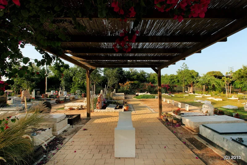 קבורה אזרחית, בית עלמין אזרחי, קבורה אזרחית, עלי שלכת